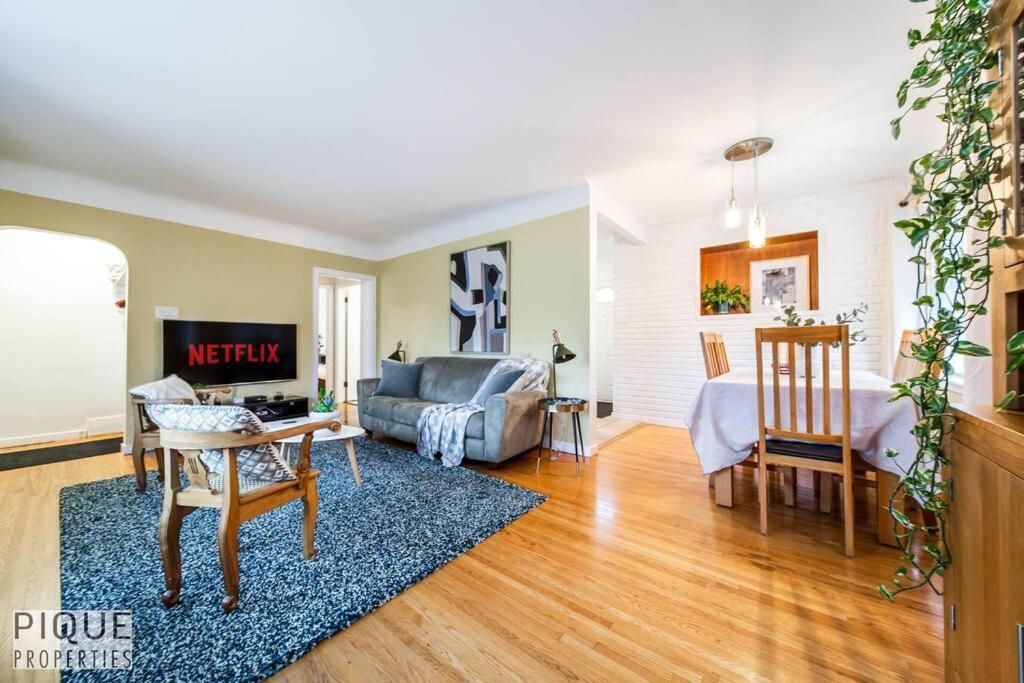Casa Leblanc - Latin Vibes - Sleep 8 - Netflix - Long Term Edmonton