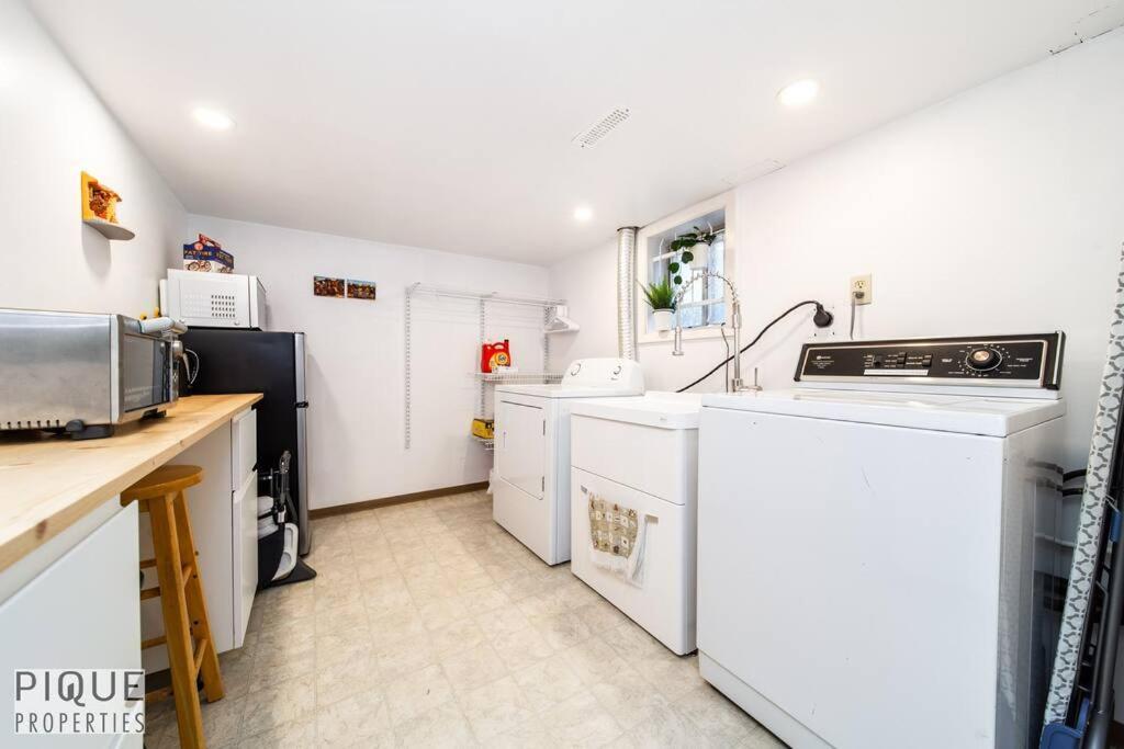 Casa Leblanc - Latin Vibes - Sleep 8 - Netflix - Long Term Apartment Edmonton